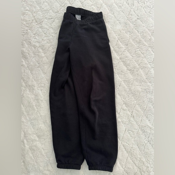 Aritzia TNA black sweatpants - Picture 1 of 2